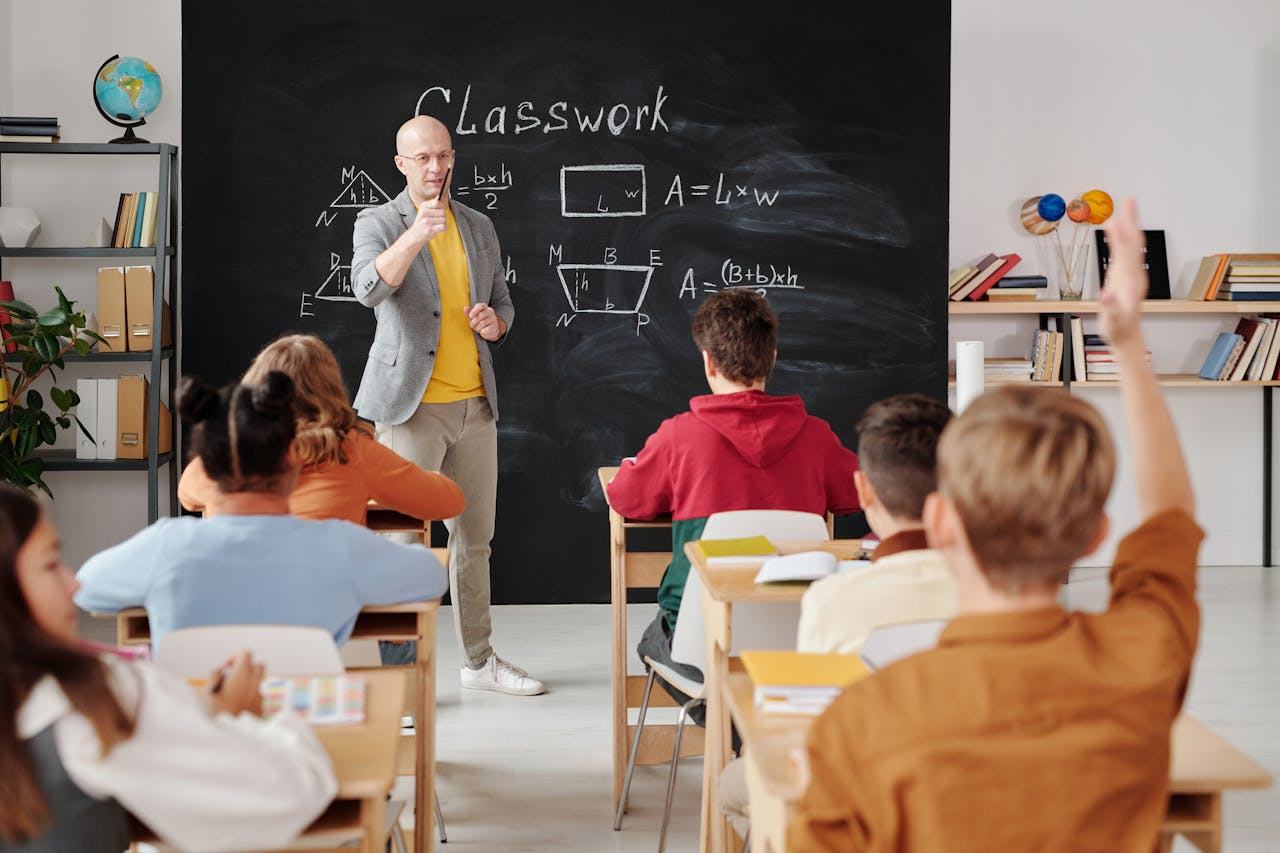 Cum sa ajuti copilul sa faca fata presiunii scolare